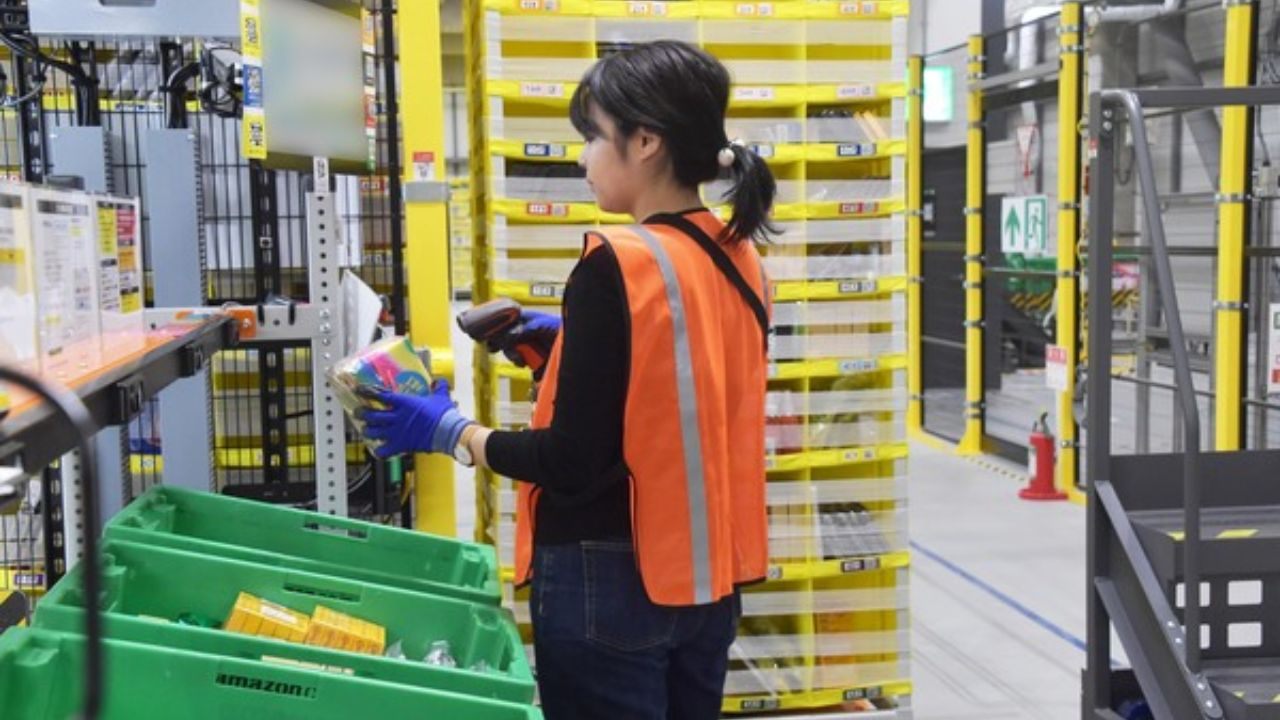 Amazon Warehouse: Logistics Roles and Shift Schedule Information