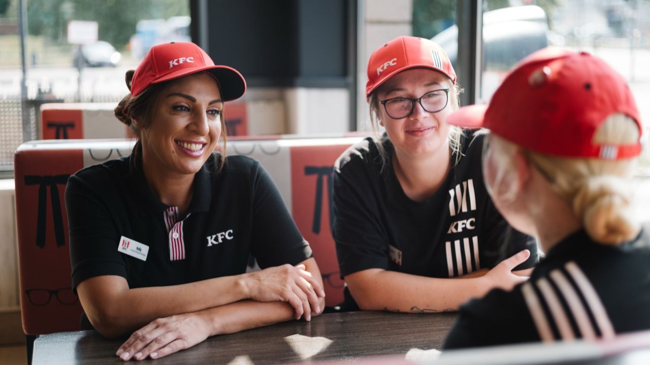 Miembros del equipo de KFC: funciones en el restaurante y requisitos de elegibilidad
